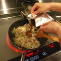 こちらは「鶏肉のバジル炒めの素」。「鶏肉・玉ねぎだけで本場の味」ということで、炒めた具材にこんな風にかけて混ぜるだけです。