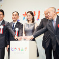 イルミネーションを点灯した上戸彩さん、銀座通連合会理事長の谷澤信一氏、中央区長の矢田美英氏ら