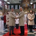 100年コートをまとったライオン像の除幕