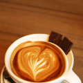 ホットチョコレートを入れるカップは「カンガルーカップ」と言って、チョコを乗せる溝（カンガルーのポケット）つき。茶目っ気溢れる商品開発ですね～。