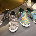 カモフラージュ柄のスリッポンは２色展開２万4,150円）