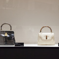 グッチ「ICONS OF HERITAGE - 受け継がれるアイコン」展、左の黒のバッグは、13-14AWのレディロックシリーズのモチーフになった