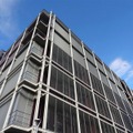 北区JR駅から歩いて10分弱ほどの距離にあるデータセンター。野太い鉄骨が頑強さを印象付ける