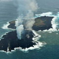 スヌーピーに似ていると話題の新島とつながった西之島