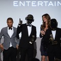 Daft Punk（ヘルメットの2人）とPharrell Williams（向かって左端）　(c) Getty Images