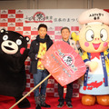 「ふるさと祭り東京2014」スペシャルプロデューサーの小倉智昭キャスター（中央右）と、日本の祭りナビゲーターを務めるEXILEのUSA