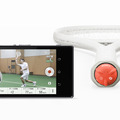 テニスラケットのグリップエンド部に装着して使用するラケット装着型「Smart Tennis Sensor SSE-TN1」。映像との同期も可能