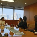 プレゼンテーションを行う女性バイヤーの話を聞く稲田大臣