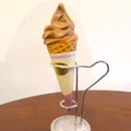 「ボナ」のショコラと北海道美瑛ファームの低脂肪乳を使用したソフトクリームショコラ（525円）