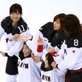 五輪を腕で形作ろうとする女子ホッケー日本選手。ソチ冬季オリンピック　(c) Getty Images