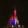 妖しく光るシンデレラ城　(c)Disney