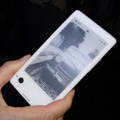 現行のYotaPhone。写真は液晶側/電子ペーパー側の両方で再生できる