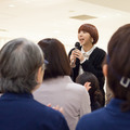 本館1階での撮影前に「みんな笑顔で」と話しかけるMIKIKOさん