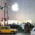 雨の中、アップル銀座店に300人の長蛇の列