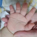 赤ちゃんの手のひらにある「て」