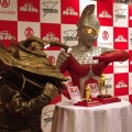 純金のカネゴン像とウルトラセブン像。カネゴン、食べちゃだめ！