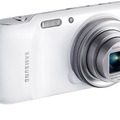 背面はまるでコンパクトデジカメ「GALAXY S4 zoom」