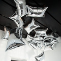 「銀の雲」では銀色のヘリウム入り風船が宙に浮かぶ