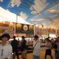 大型テント内のビールカウンター