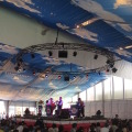 大型テント内で見られるドイツ楽団の生演奏