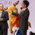 『大和茶のダクワーズ』を試食する八嶋