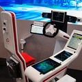 未来のクルマを模した技術展示。車内サーバーとクルマの各種ECUも連携。運転者個人のスマートフォンやタブレットも活用する。