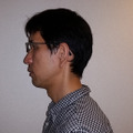 フラッシュをオンにして撮影した写真を比較。GALAXY S5は人の肌に若干赤味が乗るものの、白い壁紙の色がナチュラルに再現され、全体的な色調に違和感がない