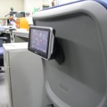 ちょうど、ダッシュボードと似たような樹脂製の材質だったので、ためしに編集部のイス背面に取り付けてみた。この状態では無理はできないが、空のイスをひっぱるくらいではびくともしなかった