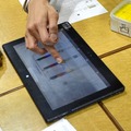 解答をタブレットに書き込む