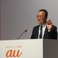 カードを手に「au WALLET」の説明をする田中社長