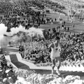 国立競技場で開催された1964年東京オリンピック開会式　(c) Getty Images