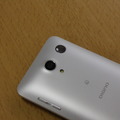 SIMを挿入できたら、背面にある丸い電源ボタン（写真最上部）を長押しする。その下にあるのが約1200万画素のメインカメラ。細長いボタンが音量ボタンとなる