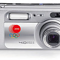 　コダックは、2004年アテネオリンピックを記念したコンパクトデジタルカメラ「Kodak EasyShare LS743 Zoom デジタルカメラ オリンピック記念限定バージョン」を7月12日から8月31日までの期間限定で販売する。