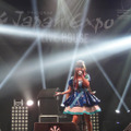 「JAPAN EXPO」のライブで熱唱するしょこたん