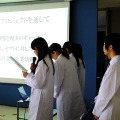 学生たちが開発経緯などを発表