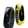 リストバンド型のウェアラブル端末「TalkBand B1」