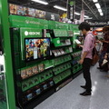 【Xbox One発売特集】発売当日をフォトレポート、開店前の秋葉原ヨドバシカメラに並ぶファン