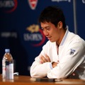 ジョコビッチ戦後に会見する錦織（9月6日）　(c) Getty Images