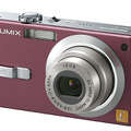 　松下電器産業は、デジタルカメラ「LUMIX」シリーズの新ラインアップとして、スリムボディに手ブレ補正機能と光学3倍ズームを搭載した「DMC-FX7」「DMC-FX2」を8月27日に発売する。