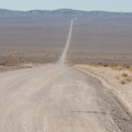 アノ「AREA51」の入り口から2マイル近く離れたところ。この未舗装路の道路を延々走った先には……