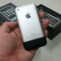 2007年発売の初代iPhoneは、背面がスチール素材で、仕上げ方も今回のiPhone 6によく似ている。周囲に丸みを持たせているところも初代に通じている