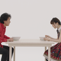 「マルちゃん正麺 塩味」新CMで共演する役所広司（左）とAKB48島崎遥香