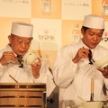 笑福亭鶴瓶と、息子の駿河太郎が、親子で親子丼を食べているところ