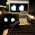 カメラから送られてきた映像を、Oculus Rift越し（写真左）に見る