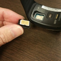 SIMスロット部分は、SIMの蓋となる部分にnano SIMカードを装着し、本体のSIMスロット部分に押し込む