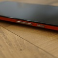 本体側面には電源ボタン、音量ボタン