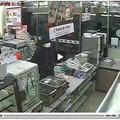 10月30日の強盗未遂事件の映像。女性店員を刃物で脅すが未遂に終わった。