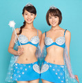 2015トリンプ・イメージガールによる着用例（左： 永田レイナ、右：鎌滝えり）