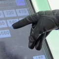 駅の切符の券売機もスマホと同じ仕組みのタッチパネルだから、手袋がこのまま使えます