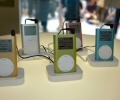 　アメリカから遅れること約半年。ようやく日本でもポータブルHDDプレイヤー「iPod mini」の販売が開始された。アップルコンピュータの直販店「Apple Store, Ginza」では、午前10時からの発売を待つ約1,500人が列をなした。